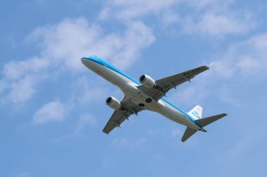 Hollanda havayolları KLM Embraer 190 STD uçağı Varşova Chopin Havalimanı 'ndan havalandıktan sonra havalandı.