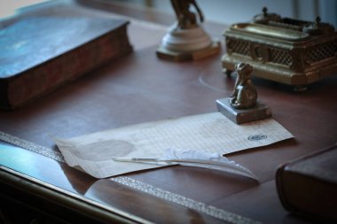 Antika masasında tüyle yazılmış çok eski bir mektup.