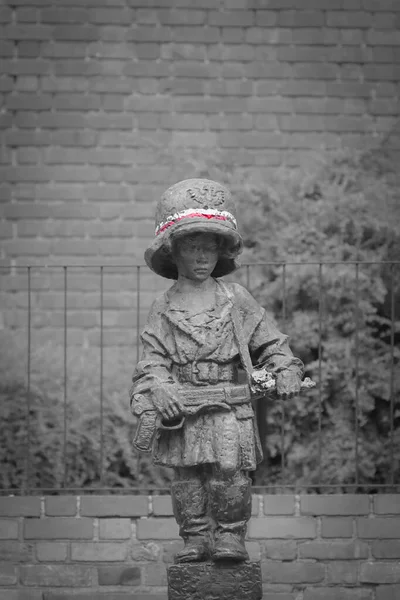 Monument Little Boy Insurgent Oversized German Helmet Boots Participant Warsaw — Stock Photo, Image