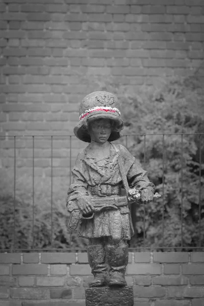 1944 'te Varşova Ayaklanması' na katılan, büyük Alman miğferi ve botlarıyla ortaçağ şehir duvarlarına karşı ayaklanan küçük çocuk anıtı.