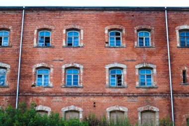 Modlin Kalesi 'ndeki kırmızı tuğlalı kışla Avrupa' nın en uzun binalarından biridir.