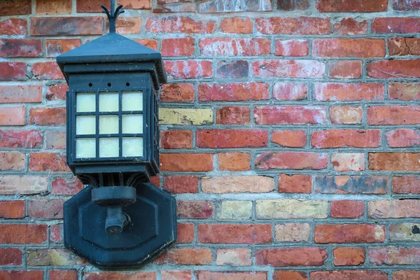 Gamla Stål Elektrisk Lykta Fäst Röd Tegelvägg — Stockfoto