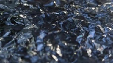 Alüminyum folyo yüzeyinde oluşan güzel bir desen ışığı yansıtıyor ve sanatsal detaylarla parlak metalik bir doku oluşturuyor..