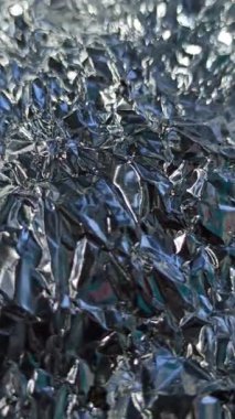 Alüminyum folyo yüzeyinde oluşan güzel bir desen ışığı yansıtıyor ve sanatsal detaylarla parlak metalik bir doku oluşturuyor..