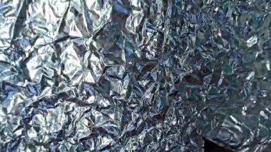 Alüminyum folyo yüzeyinde oluşan güzel bir desen ışığı yansıtıyor ve sanatsal detaylarla parlak metalik bir doku oluşturuyor..