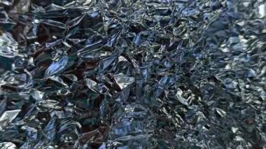 Alüminyum folyo yüzeyinde oluşan güzel bir desen ışığı yansıtıyor ve sanatsal detaylarla parlak metalik bir doku oluşturuyor..