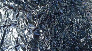 Alüminyum folyo yüzeyinde oluşan güzel bir desen ışığı yansıtıyor ve sanatsal detaylarla parlak metalik bir doku oluşturuyor..