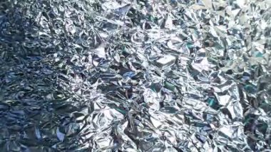 Alüminyum folyo yüzeyinde oluşan güzel bir desen ışığı yansıtıyor ve sanatsal detaylarla parlak metalik bir doku oluşturuyor..