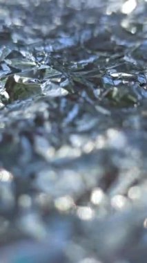 Alüminyum folyo yüzeyinde oluşan güzel bir desen ışığı yansıtıyor ve sanatsal detaylarla parlak metalik bir doku oluşturuyor..