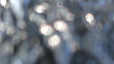 Alüminyum folyo yüzeyinde oluşan güzel bir desen ışığı yansıtıyor ve sanatsal detaylarla parlak metalik bir doku oluşturuyor..