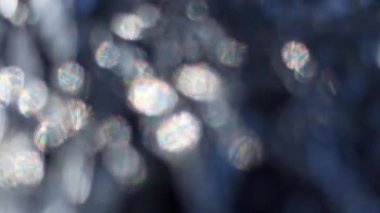 Alüminyum folyo yüzeyinde oluşan güzel bir desen ışığı yansıtıyor ve sanatsal detaylarla parlak metalik bir doku oluşturuyor..