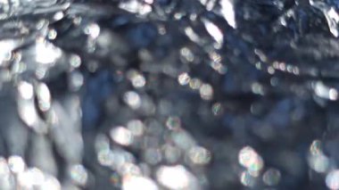 Alüminyum folyo yüzeyinde oluşan güzel bir desen ışığı yansıtıyor ve sanatsal detaylarla parlak metalik bir doku oluşturuyor..