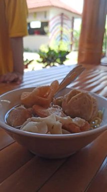 Çıtır kraker, erişte ve sebzelerle servis edilen lezzetli bir kase köfte, Endonezya 'da lezzetli ve lezzetli bir yemek yaratıyor..