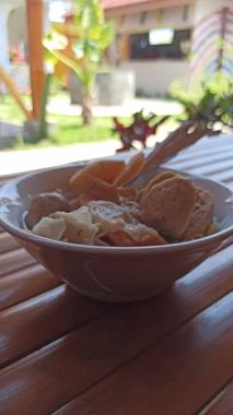 Çıtır kraker, erişte ve sebzelerle servis edilen lezzetli bir kase köfte, Endonezya 'da lezzetli ve lezzetli bir yemek yaratıyor..