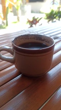 Klasik bir ahşap salıncak bahçede zarifçe asılı duruyor. Nostalji ve huzurlu çocukluk anılarını doğal ortamda canlandırıyor..