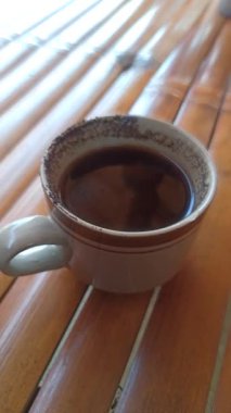 Klasik bir ahşap salıncak bahçede zarifçe asılı duruyor. Nostalji ve huzurlu çocukluk anılarını doğal ortamda canlandırıyor..