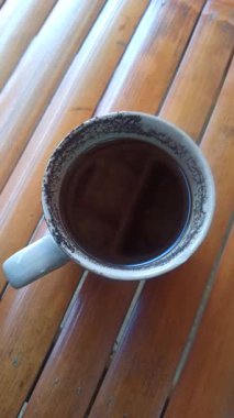 Klasik bir ahşap salıncak bahçede zarifçe asılı duruyor. Nostalji ve huzurlu çocukluk anılarını doğal ortamda canlandırıyor..