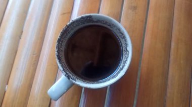 Klasik bir ahşap salıncak bahçede zarifçe asılı duruyor. Nostalji ve huzurlu çocukluk anılarını doğal ortamda canlandırıyor..