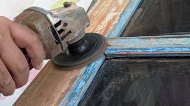 Yeniden boyamadan önce bir pencereyi temizlemek, taze boya için pürüzsüz bir yüzey sağlamak, yenileme işleri, bakım ve ev iyileştirme görevlerini vurgulamak.