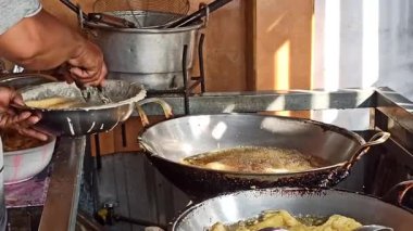 Geleneksel kızarmış atıştırmalıklar kızgın yağ, kıtır kıtır ve altın kahverengiler sokak yemeklerini, mutfak kültürünü ve lezzetli ev yapımı lezzetleri simgeliyor..