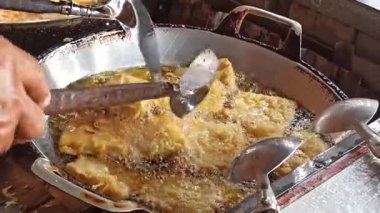 Geleneksel kızarmış atıştırmalıklar kızgın yağ, kıtır kıtır ve altın kahverengiler sokak yemeklerini, mutfak kültürünü ve lezzetli ev yapımı lezzetleri simgeliyor..