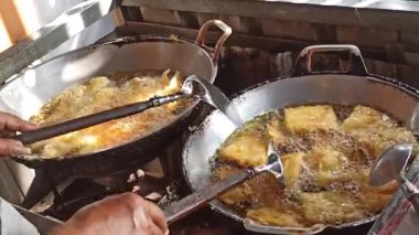 Geleneksel kızarmış atıştırmalıklar kızgın yağ, kıtır kıtır ve altın kahverengiler sokak yemeklerini, mutfak kültürünü ve lezzetli ev yapımı lezzetleri simgeliyor..