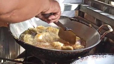 Geleneksel kızarmış atıştırmalıklar kızgın yağ, kıtır kıtır ve altın kahverengiler sokak yemeklerini, mutfak kültürünü ve lezzetli ev yapımı lezzetleri simgeliyor..