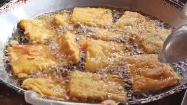 Geleneksel kızarmış atıştırmalıklar kızgın yağ, kıtır kıtır ve altın kahverengiler sokak yemeklerini, mutfak kültürünü ve lezzetli ev yapımı lezzetleri simgeliyor..