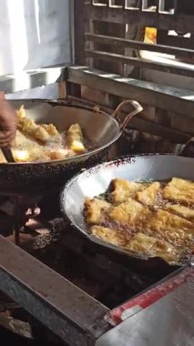 Geleneksel kızarmış atıştırmalıklar kızgın yağ, kıtır kıtır ve altın kahverengiler sokak yemeklerini, mutfak kültürünü ve lezzetli ev yapımı lezzetleri simgeliyor..