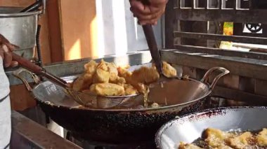 Geleneksel kızarmış atıştırmalıklar kızgın yağ, kıtır kıtır ve altın kahverengiler sokak yemeklerini, mutfak kültürünü ve lezzetli ev yapımı lezzetleri simgeliyor..