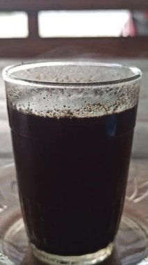 Bir fincan geleneksel sade kahve, günlük hayatta ve yerel geleneklerde sıcağı, kültürü ve otantik tadı sembolize eder..