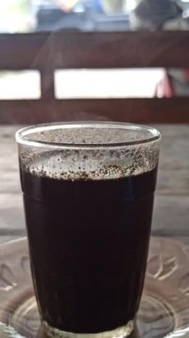 Bir fincan geleneksel sade kahve, günlük hayatta ve yerel geleneklerde sıcağı, kültürü ve otantik tadı sembolize eder..