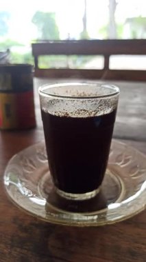 Bir fincan geleneksel sade kahve, günlük hayatta ve yerel geleneklerde sıcağı, kültürü ve otantik tadı sembolize eder..