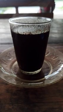 Bir fincan geleneksel sade kahve, günlük hayatta ve yerel geleneklerde sıcağı, kültürü ve otantik tadı sembolize eder..