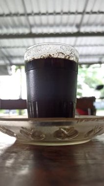 Bir fincan geleneksel sade kahve, günlük hayatta ve yerel geleneklerde sıcağı, kültürü ve otantik tadı sembolize eder..