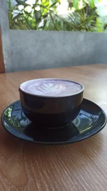 Tadını çıkarmaya hazır bir fincan sıcak taro içeceği kremalı ve tatlı, rahatlatıcı içeceği ve geleneksel lezzeti sembolize eden.