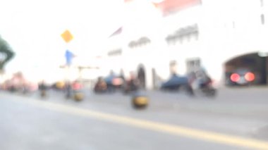 Eski bir şehir caddesinin bulanık ve netleşmemiş görüntüsü yumuşak ışıkları, nostaljik cazibesi ve tarihi titreşimleri olan klasik bir şehir atmosferi yaratıyor..