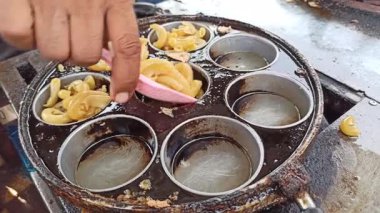 Geleneksel sokak atıştırmalığı Maklor veya yumurtalı makarna, küçük bir satıcı tarafından yeni pişirildi. Tabakta, çoğu zaman baharat ve acı biber sosuyla servis edilen yumurtalı gevrek makarna, pek çok kişinin beğendiği makul fiyatlı sokak yemeklerini temsil ediyor..