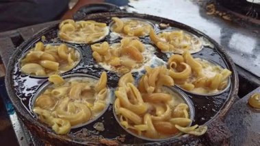 Geleneksel sokak atıştırmalığı Maklor veya yumurtalı makarna, küçük bir satıcı tarafından yeni pişirildi. Tabakta, çoğu zaman baharat ve acı biber sosuyla servis edilen yumurtalı gevrek makarna, pek çok kişinin beğendiği makul fiyatlı sokak yemeklerini temsil ediyor..