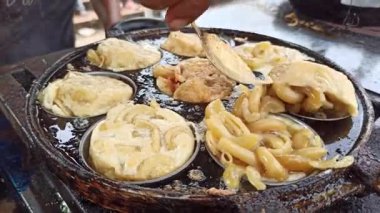 Geleneksel sokak atıştırmalığı Maklor veya yumurtalı makarna, küçük bir satıcı tarafından yeni pişirildi. Tabakta, çoğu zaman baharat ve acı biber sosuyla servis edilen yumurtalı gevrek makarna, pek çok kişinin beğendiği makul fiyatlı sokak yemeklerini temsil ediyor..