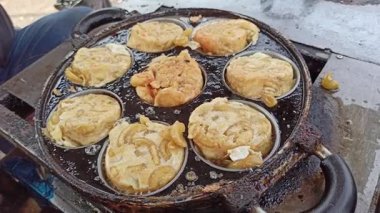 Geleneksel sokak atıştırmalığı Maklor veya yumurtalı makarna, küçük bir satıcı tarafından yeni pişirildi. Tabakta, çoğu zaman baharat ve acı biber sosuyla servis edilen yumurtalı gevrek makarna, pek çok kişinin beğendiği makul fiyatlı sokak yemeklerini temsil ediyor..