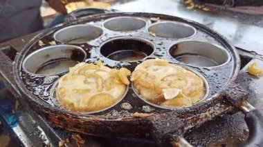 Geleneksel sokak atıştırmalığı Maklor veya yumurtalı makarna, küçük bir satıcı tarafından yeni pişirildi. Tabakta, çoğu zaman baharat ve acı biber sosuyla servis edilen yumurtalı gevrek makarna, pek çok kişinin beğendiği makul fiyatlı sokak yemeklerini temsil ediyor..