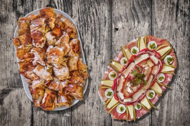 Geleneksel süslenmiş meze tabağı tabak dolusu tükürük ile kavrulmuş domuz eski kırık lapa lapa Ahşap Bahçe masada