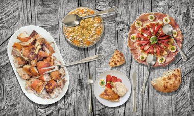 Eski rustik pinewood Bahçe masaya servis meze yemekleri ile kavrulmuş domuz eti