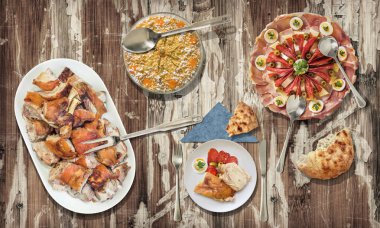 Eski rustik kırık lapa lapa Bahçe masaya servis meze yemekleri ile domuz eti kavrulmuş