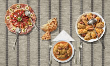 Lahana turşusu ile mayalı gözleme rulo ve meze çanak kağıt parşömen yer mindere süslenmiş