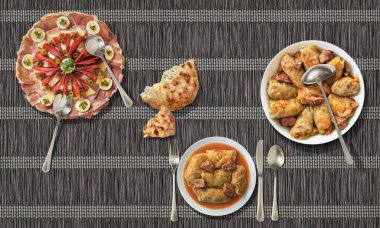 Lahana turşusu ile mayalı gözleme rulo ve meze çanak kağıt parşömen yer mindere süslenmiş