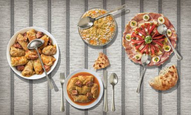 Kağıt parşömen yer mat turşu lahana rulo süslenmiş meze yemek ve Olivier salata ile servis