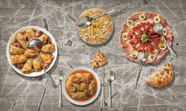 Lahana turşusu ile süslenmiş meze yemek alır ve yıpranmış eski rustik hizmet Olivier salata lapa lapa Bahçe masa kırık