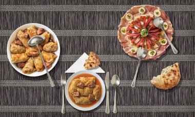 Lahana turşusu ile mayalı gözleme rulo ve meze çanak kağıt parşömen yer mindere süslenmiş